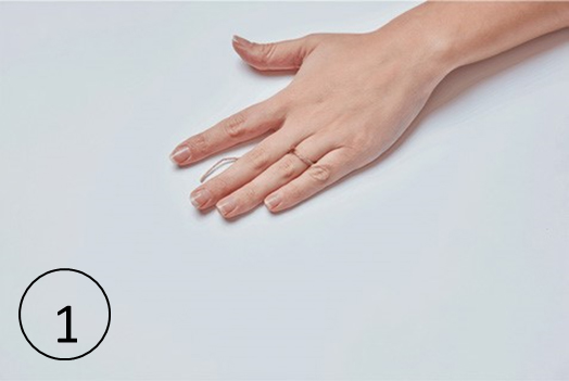 کنف یا نوار کاغذی را دور انگشت خود بگردانید